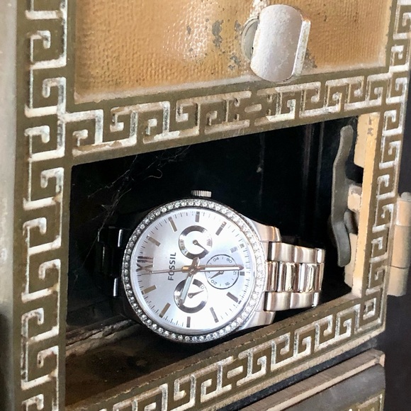 Women's Scarlette Analog Fossil Watch - Picture 3 of 9